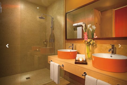 PC-accommodations-JR-pool-view-bathroom
